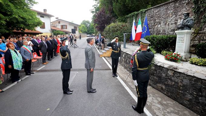 Predsednik Republike Slovenije Borut Pahor je danes popoldan obiskal slovensko manjšino v Sovodnjah ob Soči in se udeležil slovesnosti »Vsi smo Trubarjevi«